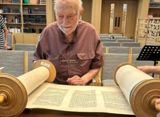 Reencuentro extraordinario: Un superviviente del Holocausto de 100 años lee el mismo Séfer Torá que se usó en su Bar Mitzvá antes de la Noche de los Cristales Rotos