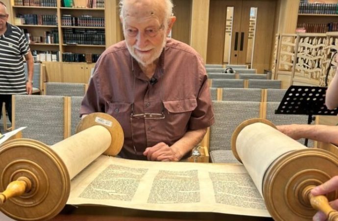 Reencuentro extraordinario: Un superviviente del Holocausto de 100 años lee el mismo Séfer Torá que se usó en su Bar Mitzvá antes de la Noche de los Cristales Rotos