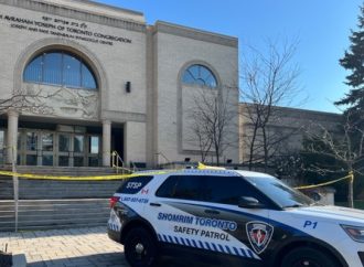 Los vecinos hacen fila para mostrar su apoyo a las panaderías de bagels de Toronto que fueron blanco de disparos y actos de vandalismo