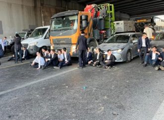 Furia hareidi: La entrega policial de un bajur yeshivá a los militares desata la indignación y bloquean carreteras