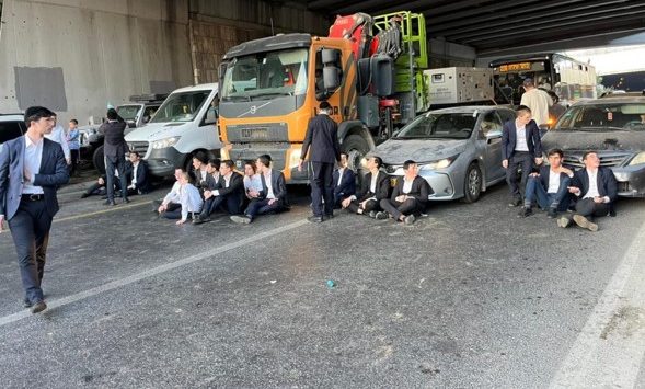 Furia hareidi: La entrega policial de un bajur yeshivá a los militares desata la indignación y bloquean carreteras