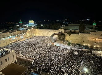 Decenas de miles de sefardíes se reúnen en el Muro de los Lamentos para las primeras Selijot de Elul 