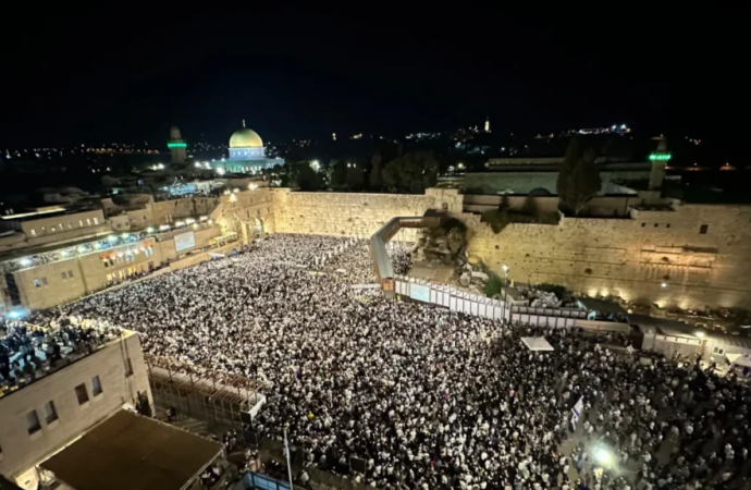 Decenas de miles de sefardíes se reúnen en el Muro de los Lamentos para las primeras Selijot de Elul