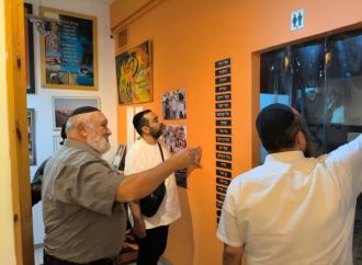 Regreso emotivo: El rehén liberado Yosef Haim Ohana visita el Museo Gush Katif tras sobrevivir al cautiverio de Hamás
