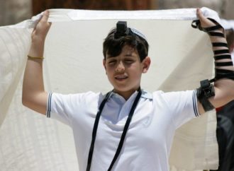 Nuevo estudio: Los adolescentes tradicionales se acercan cada vez más al judaísmo, mientras que los adolescentes seculares se alejan cada vez más