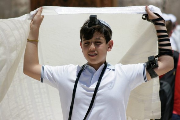 Nuevo estudio: Los adolescentes tradicionales se acercan cada vez más al judaísmo, mientras que los adolescentes seculares se alejan cada vez más