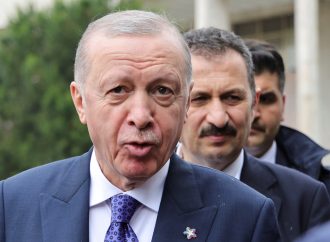 “¡Vengan a luchar contra nosotros!”: Estalla la furia en Turquía tras el ataque israelí a una base siria cerca de la frontera turca