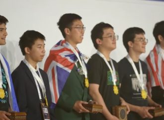 Olimpíada en Uzbekistán: Un estudiante israelí de secundaria gana la medalla de oro, pero es descalificado por usar la bandera nacional