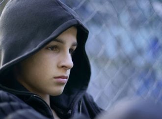 Cómo reconocer y responder al riesgo de suicidio en niños y adolescentes