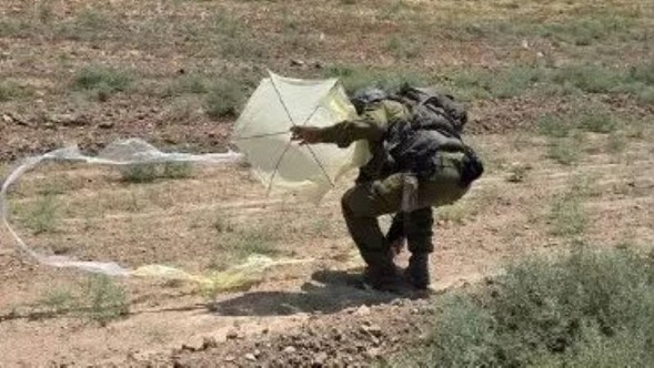 ¿Regreso de las cometas terroristas? Se encuentran varias cometas en Yishuvim, en la frontera de Gaza