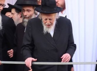 Escena emotiva en Brisk: El Gaón HaRav Abraham Yehoshua Soloveitchik recita Bircat Hagomel entre lágrimas tras una grave enfermedad