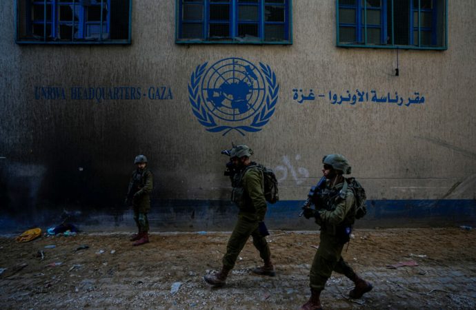 Desalojo de la UNRWA: Fuerzas israelíes allanan el complejo de Kafr Aqab para hacer cumplir la nueva ley