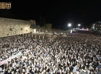 50.000 personas llenan el Muro de los Lamentos para las Selijot: más de 350.000 asisten desde el comienzo de Elul