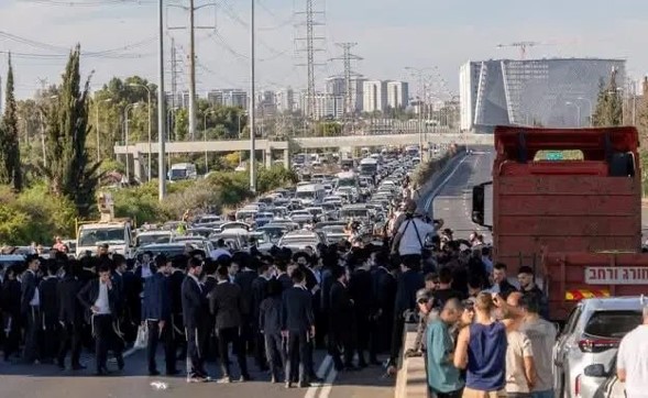 Decenas de judíos haredim bloquean la entrada a Jerusalem por la profanación del Shabat
