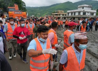 Se confirma la desaparición de un segundo israelí mientras que el número de muertos por las inundaciones en Nepal supera los 900