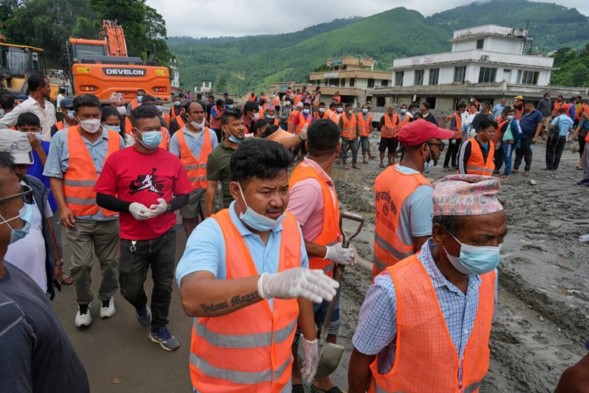 Se confirma la desaparición de un segundo israelí mientras que el número de muertos por las inundaciones en Nepal supera los 900