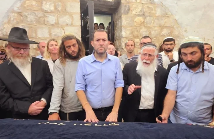 Miles de personas visitan la tumba de Yosef mientras los líderes piden el retorno permanente de Israel