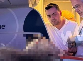Kidush Hashem a 30.000 pies de altura: Padre e hijo, paramédicos de Hatzalah, entran en acción para salvar a un pasajero en pleno vuelo