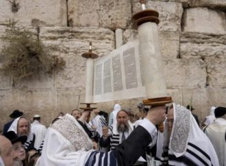 Una oleada de enfermedades en sinagogas y yeshivot israelíes genera temores de un brote estacional