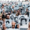 Argentina acusa a ocho personas por el atentado con bomba contra la AMIA en 1994, en una larga lucha por la justicia