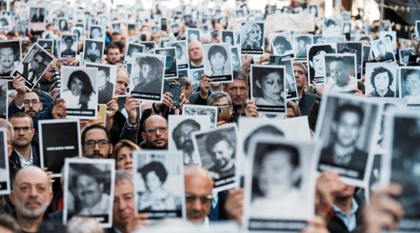 Argentina acusa a ocho personas por el atentado con bomba contra la AMIA en 1994, en una larga lucha por la justicia