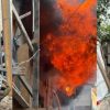 Infierno en Mea Shearim: Un incendio masivo arrasa un edificio en Mea Shearim: rescatan rollos de la Torá de las llamas
