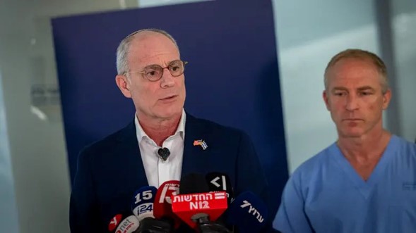 Embajador de EE. UU. Leiter ruega por un milagro y muchas Tefillot por la salvación de su hijo mientras su hija da a luz en el mismo hospital