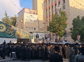 Gran gesto de caridad en Yom Tov: El filántropo Yoeli Landau distribuye millones a 6.000 avrejim en Jerusalem