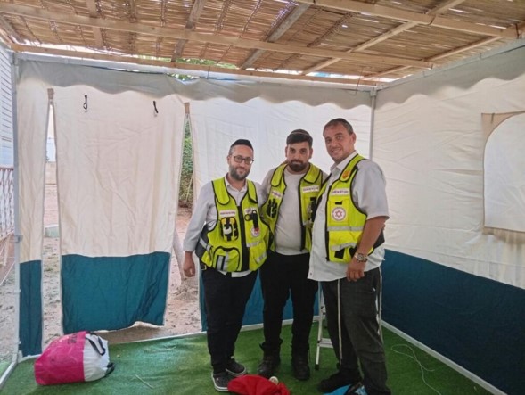 Mi K’amoja Israel: Los paramédicos de MDA atienden a una mujer herida y luego terminan de construir su sucá