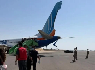 El copiloto, presunto terrorista, apuñala al capitán e intenta estrellar un avión con 150 israelíes a bordo; los pasajeros irrumpen en la cabina y ayudan a salvar el vuelo