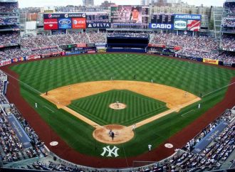 Estados Unidos: El público abuchea a un hombre que irrumpió en el campo durante un partido de los Yankees con una bandera palestina