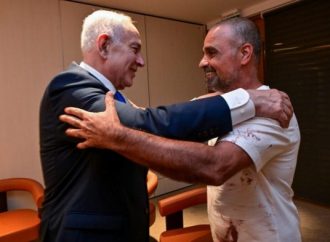 Netanyahu se encuentra con un héroe: Pasajero que redujo al piloto de Flydubai relata la dramática batalla en la cabina