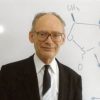 Un superviviente francés del Holocausto gana el Premio Nobel de Química 2026