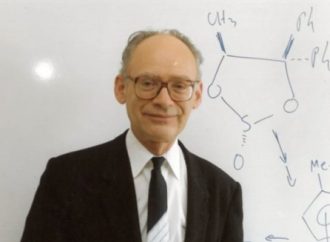 Un superviviente francés del Holocausto gana el Premio Nobel de Química 2026