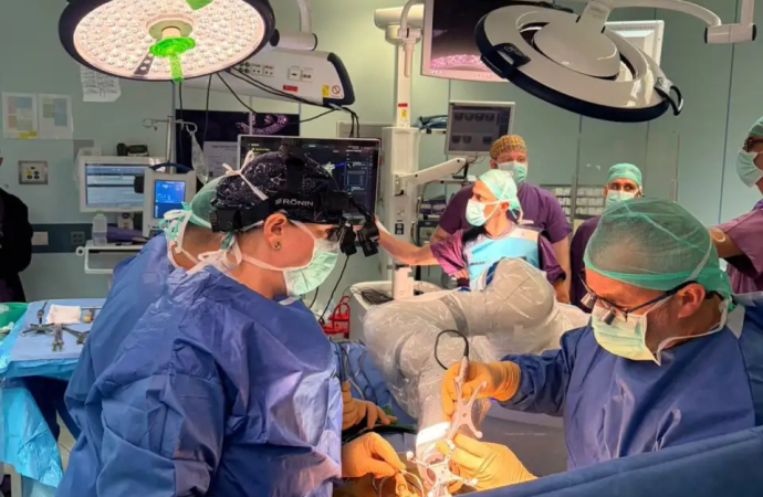 Hito médico: Hadassah realiza la primera cirugía de columna en Israel utilizando un robot avanzado de eje sigiloso