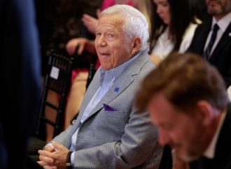 Robert Kraft dona 5 millones de dólares para construir un nuevo centro Jabad en su ciudad natal de Massachusetts