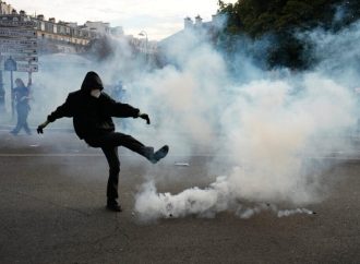 Odio en Francia: Sinagoga vandalizada en París mientras violentos disturbios se extienden por todo el país (video)