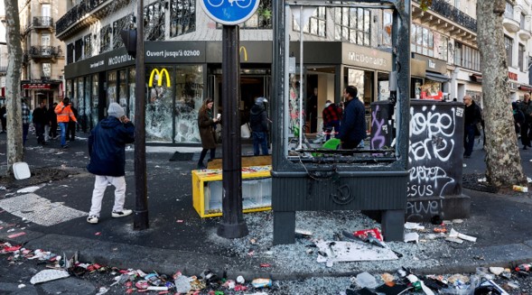 Disturbios en Francia: Macron rechaza la dimisión del ministro del Interior tras los actos de vandalismo contra sinagogas y negocios judíos