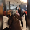 Turba ataca a israelíes: Mujer rescatada de una multitud propalestina en un centro comercial de Estambul
