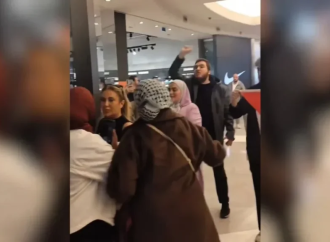 Turba ataca a israelíes: Mujer rescatada de una multitud propalestina en un centro comercial de Estambul [video]