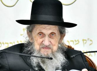 El Gaón HaRav Dov Landau comparte consejos sobre cómo criar a Talmidei Jajamim con hijos de judíos ultraortodoxos que trabajan