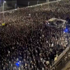 Ajdut masivo: Miles de haredíes bailan en una poderosa demostración de Kavod HaTorah en el mitin electoral de Bnei Brak UTJ