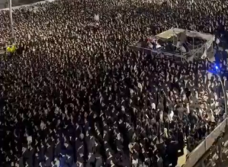 Ajdut masivo: Miles de haredíes bailan en una poderosa demostración de Kavod HaTorah en el mitin electoral de Bnei Brak UTJ