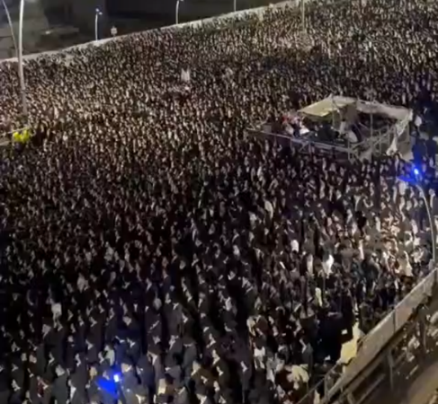 Ajdut masivo: Miles de haredíes bailan en una poderosa demostración de Kavod HaTorah en el mitin electoral de Bnei Brak UTJ