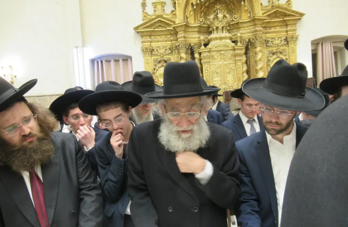 Drama judicial: El Tribunal Supremo israelí aplaza el desalojo de la Yeshivá de Ponovezh hasta el verano de 2027