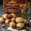 Bolitas de masa de pizza rellenas de carne a la barbacoa con cebolla caramelizada