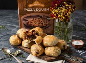 Bolitas de masa de pizza rellenas de carne a la barbacoa con cebolla caramelizada