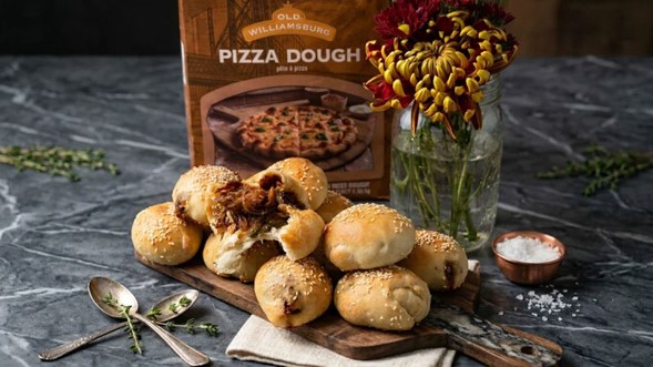 Bolitas de masa de pizza rellenas de carne a la barbacoa con cebolla caramelizada