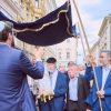En tiempos de incertidumbre, los judíos europeos renuevan sinagogas y dedican rollos de la Torá
