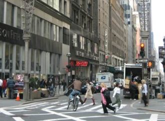 “Nunca nos rendiremos”: Rabino de Jabad regresa al Distrito Diamante de Nueva York un día después del apuñalamiento antisemita